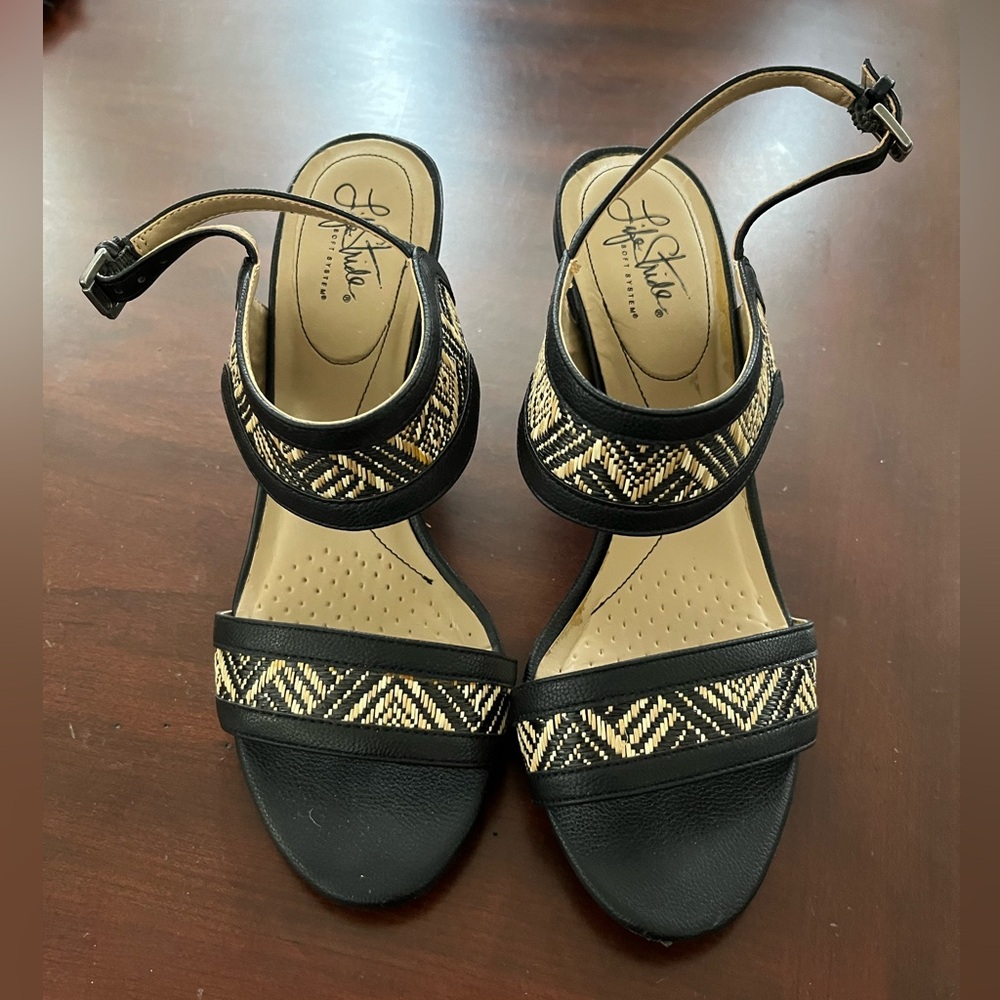 Life Stride size 10 sandals black and beige